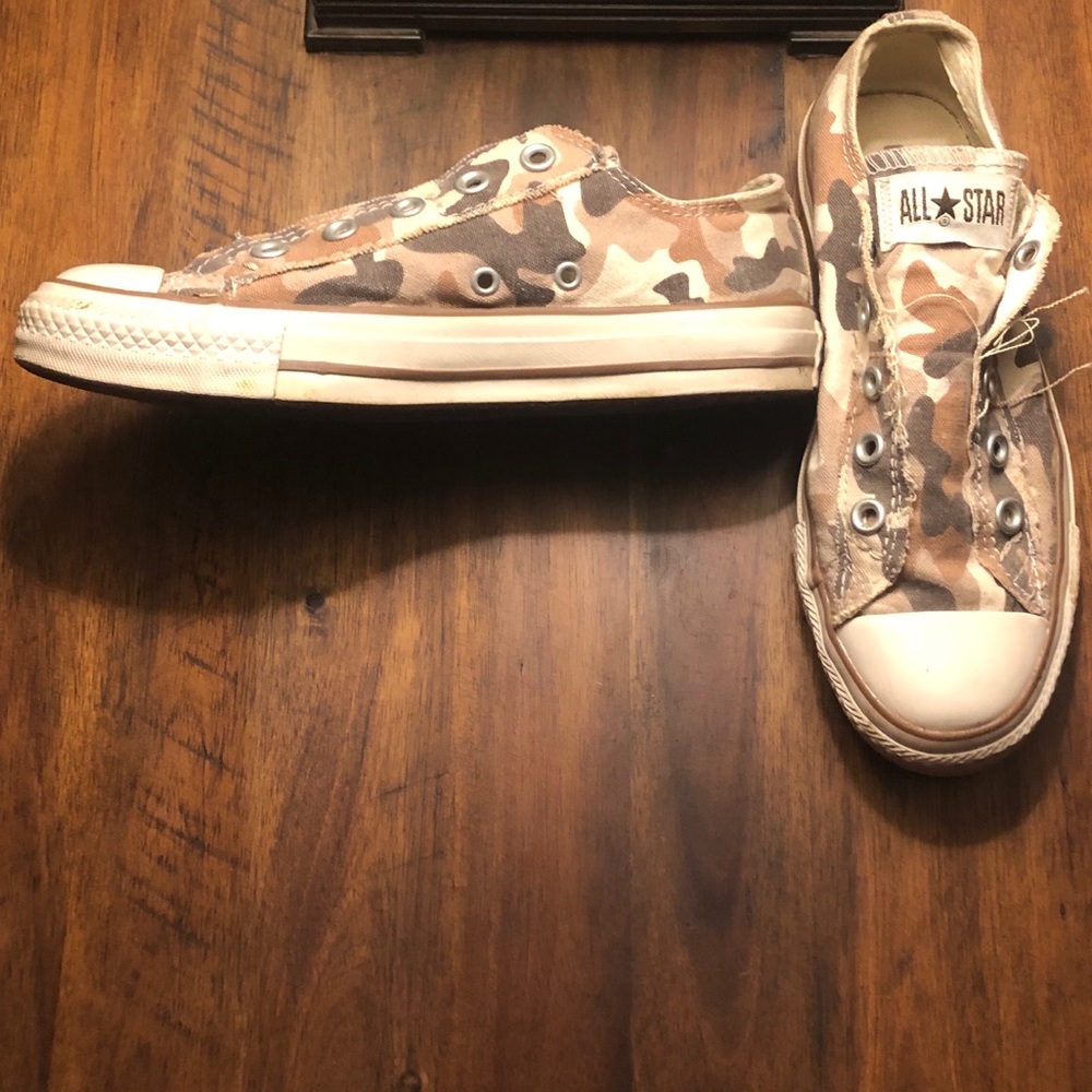 Distressed laceless camo Converse